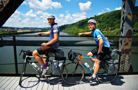 GUIDE: Gutta blir guidet ut av Pittsburgh av WS-verten sin og begynner på Great Allegheny Passage. Foto: Kristoffer Vittersø