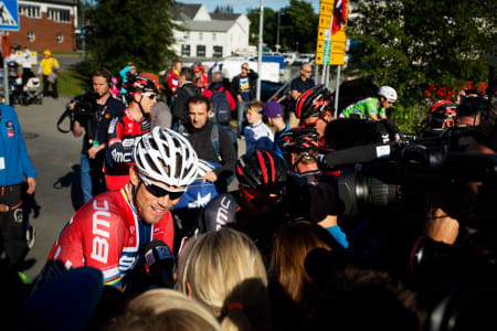 GLAD: Thor Hushovd smilte om kapp med den trivelige befolkningen i Svolvær etter etappeseieren