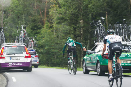 GROVJOBBEN: Kevin Reza fra Europcar pakker opp.