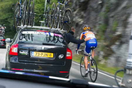 TRØBBEL: Rabobank Development Team kom ikke en gang ut av nøytral sone før to av rytterne fikk tekniske problemer.