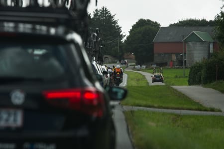ROLLEBYTTE: Følgebilen til MTN Qubekha slet med å komme seg forbi feltet, og valgte til slutt sykkelstien.