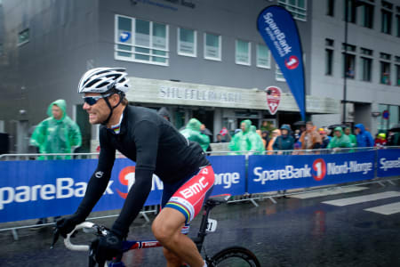 NORGESMESTER: Thor Hushovd på ny sykkel for anledningen, som matcher drakten.