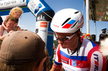 POPULÆR: Alexander Kristoff hadde mange fans som ønsket seg autograf etter dagens første etappeseier.