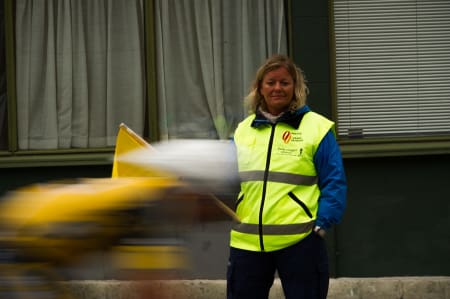 TILSKUERPLASS: Løypevaktene fikk med seg det viktigste under dagens lagtempoetappe.