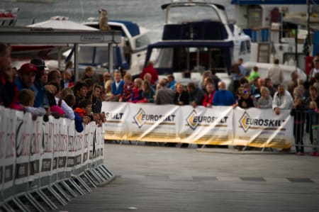 FOLKSOMT: Stavanger var full av tilskuere uvant med den høye farten. Mange fikk regelrett sjokk når de så hastighetene til rytterne.