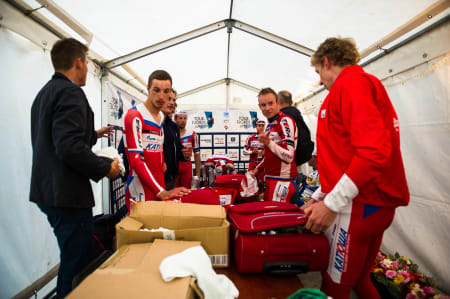 FINSTASEN: Team Katusha får på seg rent tøy før podiet.