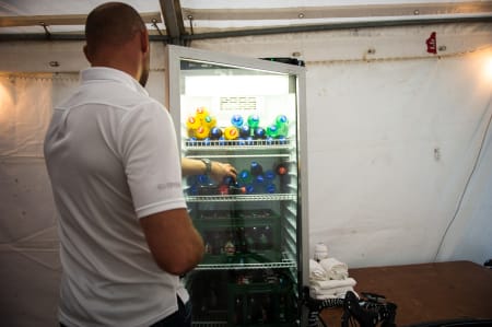KRAVSTORE: I teltet hvor gutta venter før premieutdeling er det både cola og øl.