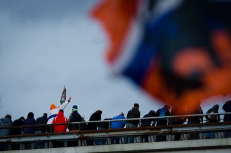 GLAD: En nederlandsk supporter jubler på broen i det Marianne Vos passerer på rettstrekka før mål.