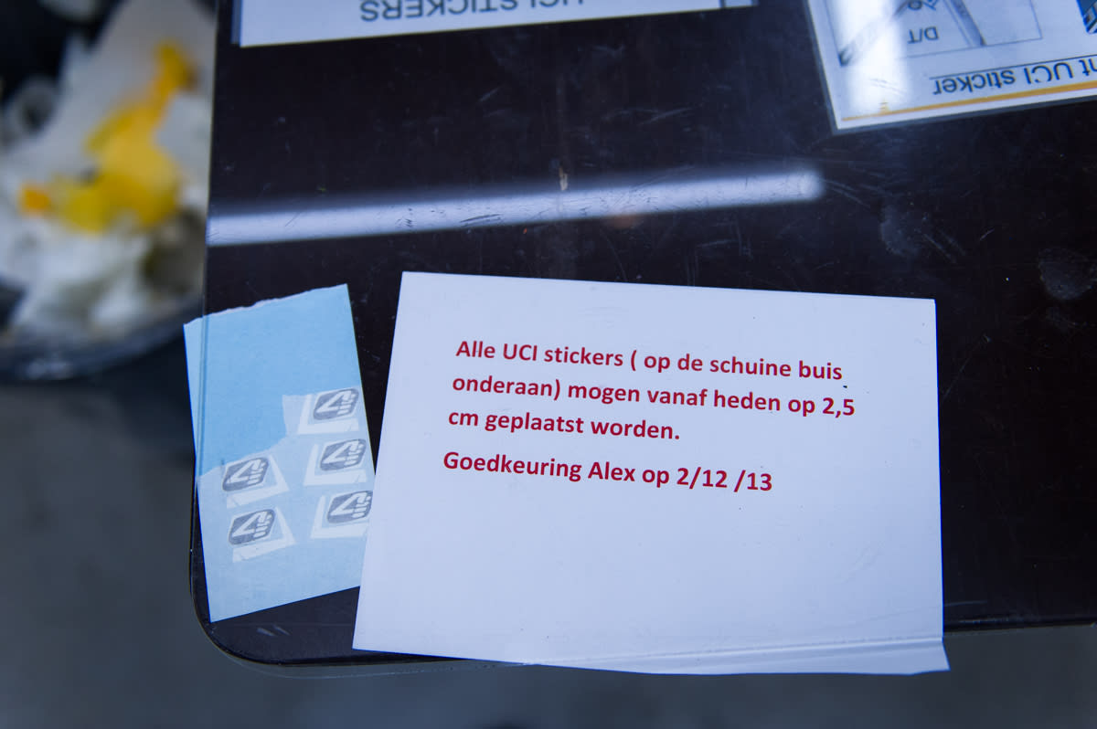UCI-GODKJENT: Det internasjonale sykkelforbundet krever UCI-logoer på alle godkjente rammer. Her følger direktivet for korrekt plassering av klistremerket.
