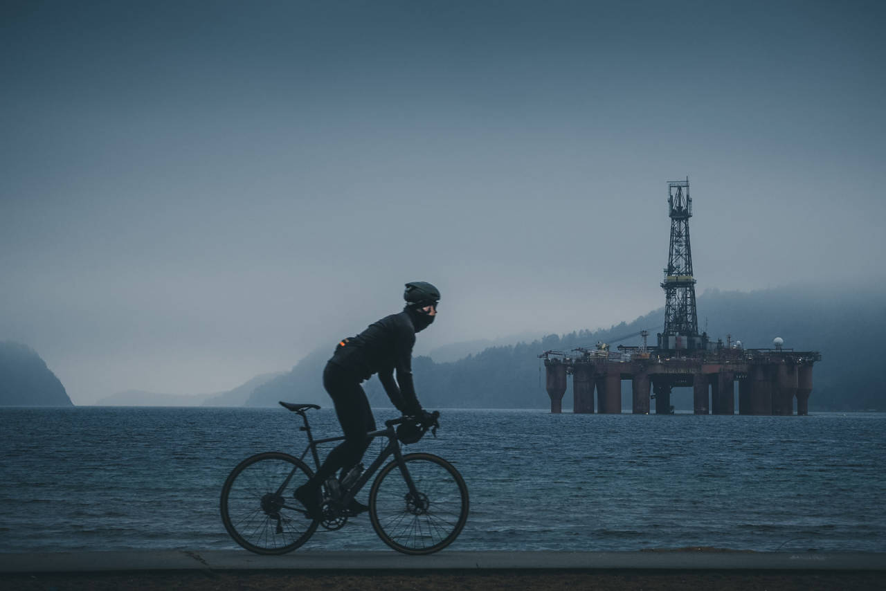 DØDSRIGG: Innerst i Rosfjorden ligger oljeriggen «Byford Dolphin» og spøker. Ikke la den skremme deg fra å ta veiene forbi. Foto: Lars K. Flem
