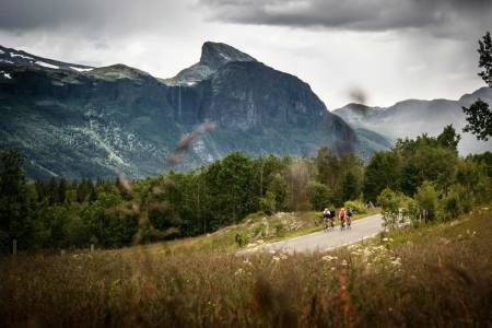 GIFTEKLARE: I bakgrunnen ser du sommerutgaven av «Brudesløret», hvis egentlige navn er Hydnesfossen.