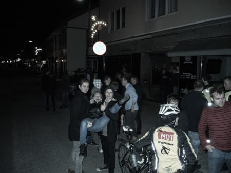 FYLLAAAAAAAA! Festglade mennesker i Vikersund. Ingen ville være med til Oslo.