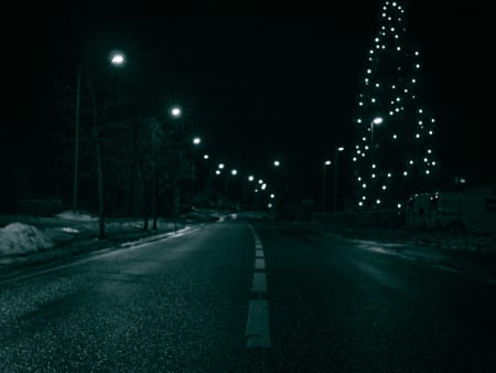 GOD JUL #2: Et stort juletre er bokstavelig talt et lyspunkt i natten. Vøyenenga ca 00.45.