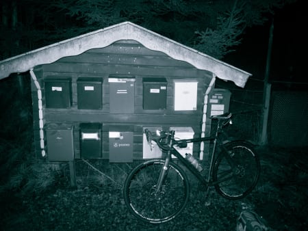 POSTEN SKAL FREM: Og syklisten skal strø. Velkommen til bygdenorge.
