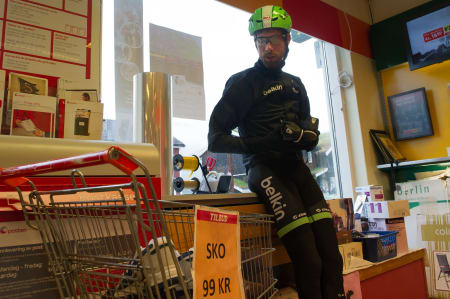 TILBUD: Laurents Ten Dam sjekker ut tilbudet på sko på COOP Valle.