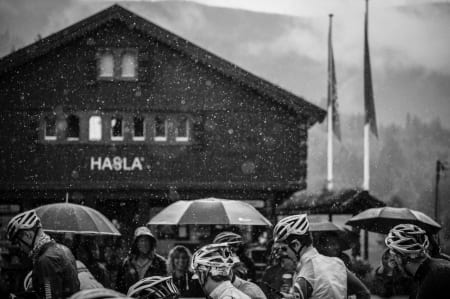 SYNDFLOD: Det ble nesten komisk før start. Den ti kilometer lange nøytrale starten ble en kald opplevelse.