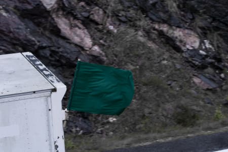 FARLIG FLAGG: «Feiebilen» markert med grønt flagg. Havner du så langt bak feltet at denne bilen tar deg igjen, er du ute av rittet.