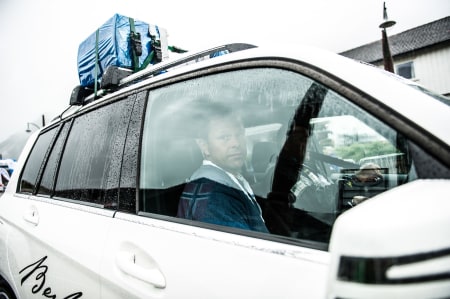 HVA SKAL MAN SI? Speakerbilen med Atle Pedersen måtte pakke inn høytallerne i plast. Det gav en noe spesiell akustikk for de som hørte på.