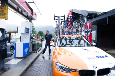 PÅFYLL: Også bilene må ha påfyll. Rabobank Development Team fyller tanken før start.