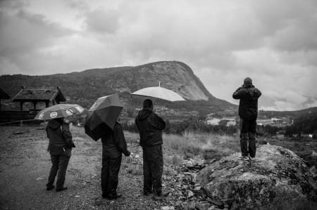 TILSKUERE: I hytteområdet ved Suleskar ventet hytteboerne i spenning på rytterne i historiens første Tour des Fjords.