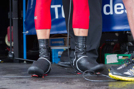 VANNTETT: Rett fra sykdom, Alexander Kristoff brukte store neoprentrekk og mange runder med elektrikertape for å holde bena så tørre som mulig.