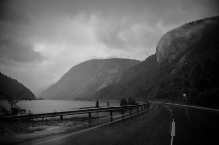 SJØEN: Langs kysten ventet et mektig fjordlandskap.