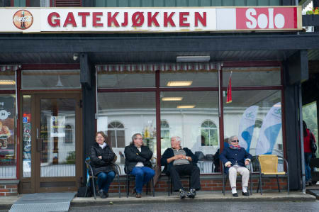 KAFFEKOS: Næringslivet i Valle tok seg en pause mens de fikk med seg starten.