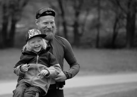 TIDLIG KRØKES: Initiativtager Jonas Strømberg med neste generasjon posør. Foto: Pål Laukli