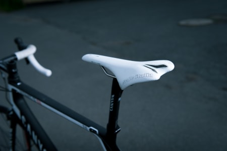 HARDT: Canyon har skrelt vekt, og satt på et lett Selle Italia SLR Special Edition. Dette er ikke spesielt behagelig, og kanskje litt utenfor kategorien.