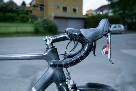 HÅNDVERK: Tyskerne valgte styrebånd, kanskje ikke helt etter vår smak. Men det er eksemplarisk lagt, det skal de ha.