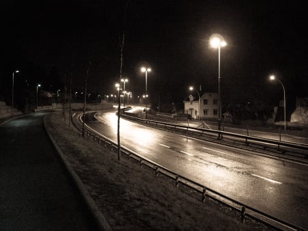 RIKSVEI 4: Populær utfartsåre fra Oslo sentrum for mange syklister. I natt, helt stille.