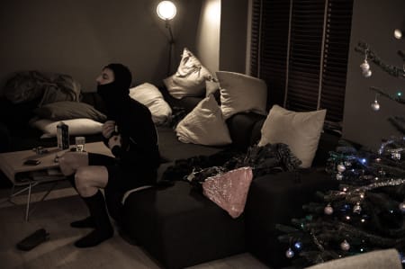 SPØKELSESKLADDEN: Påkledning før avreise. Sofaen har forøvrig vært mitt andre hjem denne julen.