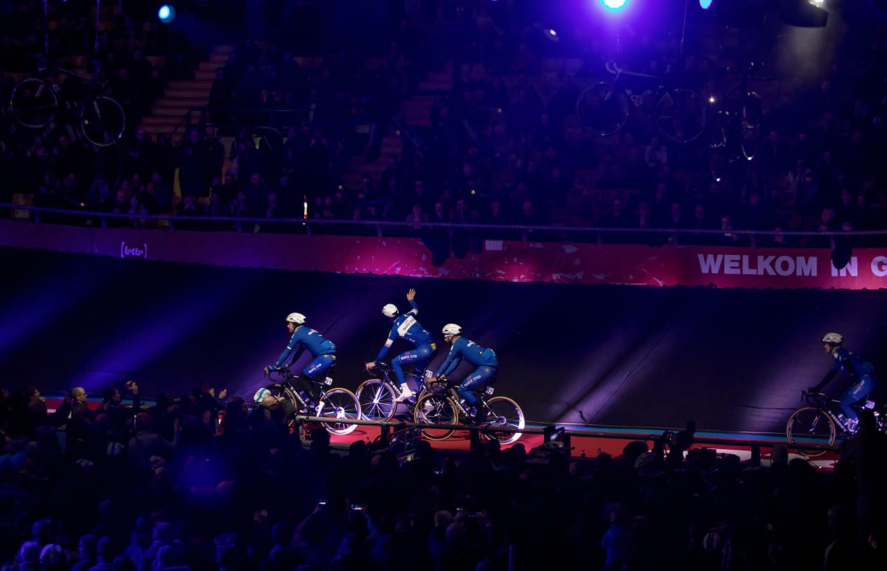 DE KUIPKE: Quickstep Floors på lagpresentasjonen i den legendariske velodromen i Gent. Det er fredagskveld og Openingsweekend 23. februar
