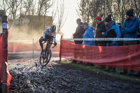 ØVELSE GJØR VERDENSMESTER: Wout van Aert under årets Flandernkross. Hundrevis av timer i løypa i tillegg til kondisjonstrening må til. Foto: Kristof Ramon.
