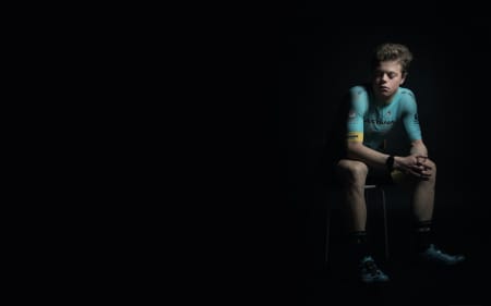 TENKER ETTER: Under ritt fremstår Truls som en maskin på flatene, som ikke vet annet enn å trampe. Privat virker han mer som filosof enn toppidrettsutøver. Foto: Henrik Alpers.
