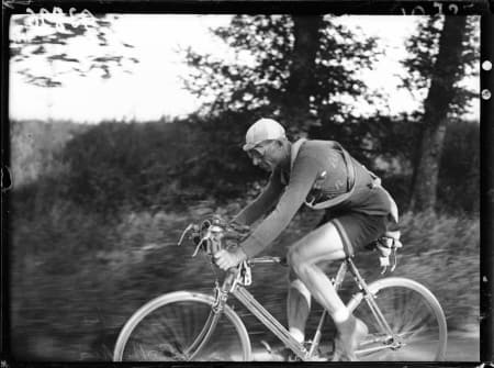 OTTAVIO BOTTECHIA tok sin første av to Tour de France-seire i 1924. Bak ham var det hårda bud. Foto: Presse Sports