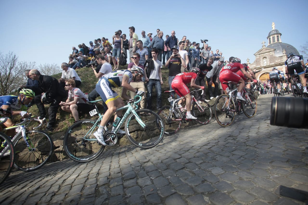 TILBAKE: Mange sykkelfans har savnet Muur van Geraardsbergen i Flandern Rundt. Nå er den endelig tilbake. Foto: Cor Vos