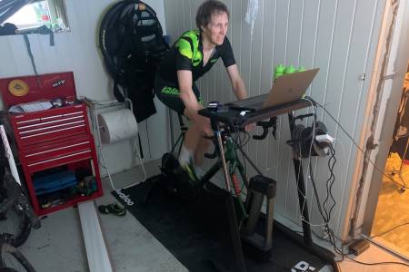 KRITERIUMS-FAN: Ole Christian Fagerli sykler aller helst gateritt i Zwift. Foto: Privat