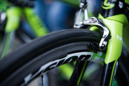 SI DET? Peter Sagan kjører hvertfall ikke dekk fra Kenda. Tidligere har han kjørt inkognito med Veloflex. Ser du hva han bruker her?