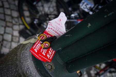 BESKYTTELSE: Katusha kjørte Ass-savers på hele laget da rittet startet i Brugge. Der var det mer enn nok med regn.