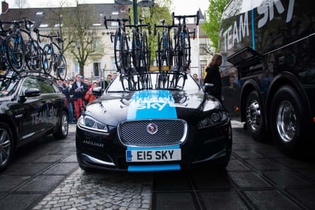 KOSTBAR: Team Skys Jaguarer er ikke akkurat diskré blant resten av feltets mange Skodaer.