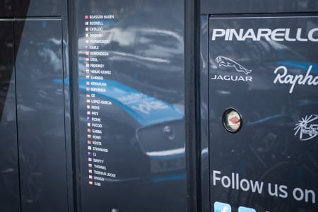 INGEN GLEMT: Sky har kledd døren på bussen med navnet på samtlige ryttere i stallen.