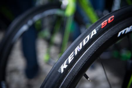 KORREKT: Flesteparten av Cannondales ryttere kjørte på sponsordekk fra Kenda. «SC» finnes dog ikke i Kendas sortiment, og er faktisk et kamuflert Veloflex Arenberg.