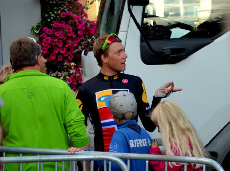 Hva gjør jeg nå? Edvald Boasson Hagen var litt rådvill etter å ha blitt tatt ut av løpet 15 minutter før det egentlig var ferdig.