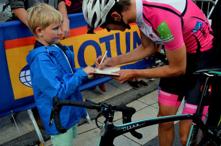 Vinner man sykkelritt må man skrive autografer, enten du er proff eller ikke.