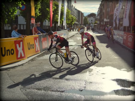 Marius Blålid og dagens vinner Syver Wærstedt havnet bakpå fra start, men kjørte seg flott opp.