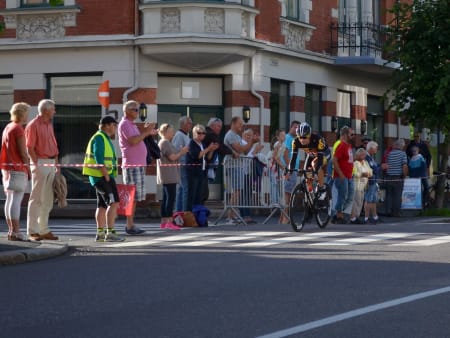 Etter å ha brukt mye krefter på å kjøre seg opp fra en dårlig posisjon måtte Edvald Boasson Hagen slippe teten!