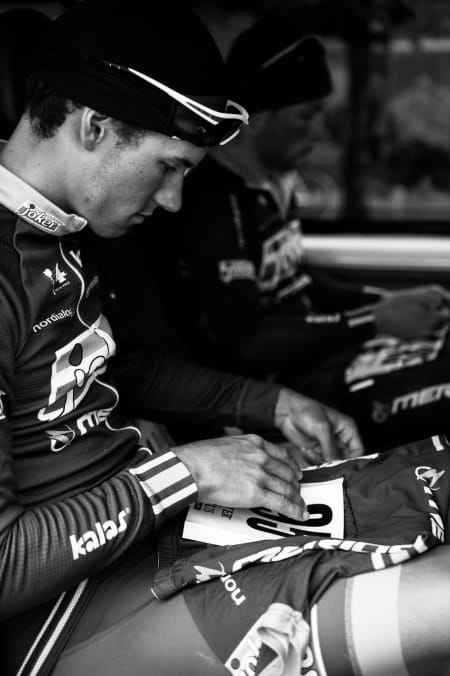 NY START: Adrian Gjølberg og Vegard Robinson Bugge fester dagens startnummer.