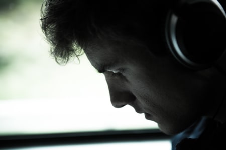 FOKUSERT: Lagets yngste rytter, Oskar Svendsen, hører som vanlig på musikk på vei til start.