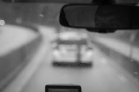 MIL ETTER MIL: Alain Benoit kjører lagets minibuss til start. Foran ligger to biler med reservesykler på taket. De kjører alltid samlet.